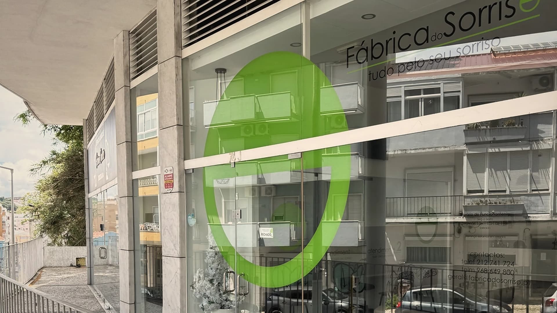 Façade et accueil de la clinique Fábrica do Sorriso à Almada