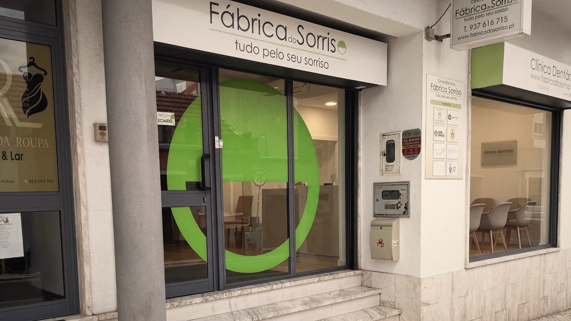 Façade et accueil de la clinique Fábrica do Sorriso à Baixa da Banheira
