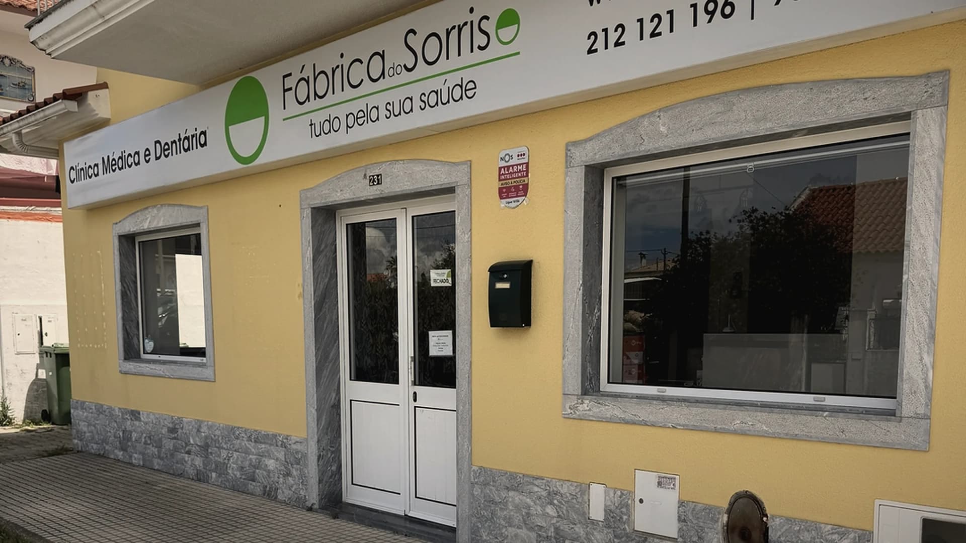 Façade et accueil de la clinique Fábrica do Sorriso à Fernão Ferro